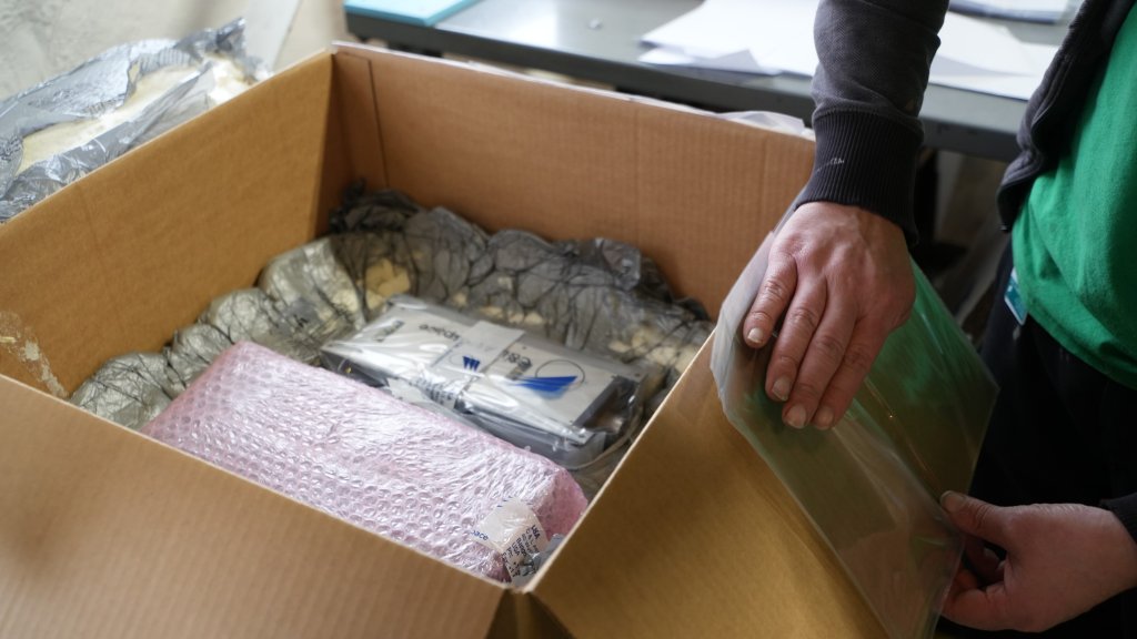 Packing aerospace parts
